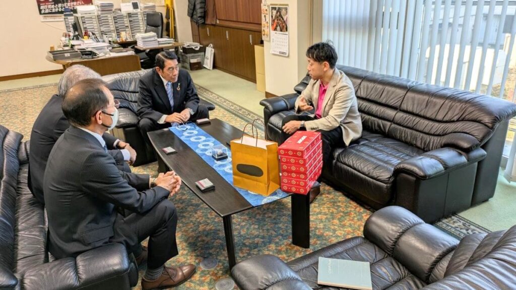 北広島町役場「AIでメンタルヘルスケア」実証実験_町長、副町長、総務課長の皆様に結果をご説明(2025年12月)