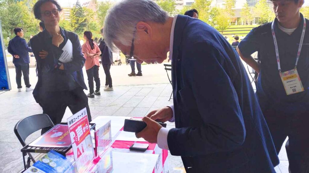 Heartmate（仮称）を体験する堺市副市長